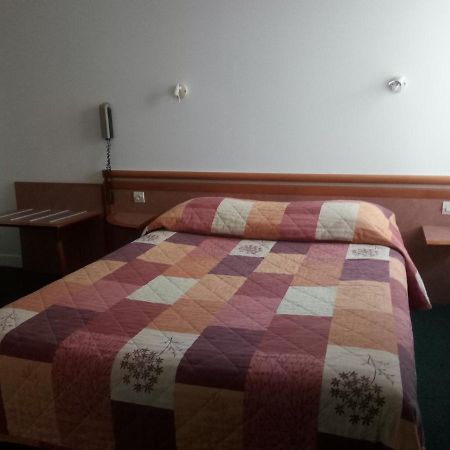 Hotel De La Gare Клиссон Экстерьер фото
